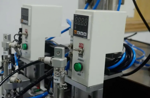 自动点胶机和自动点漆机有什么区别